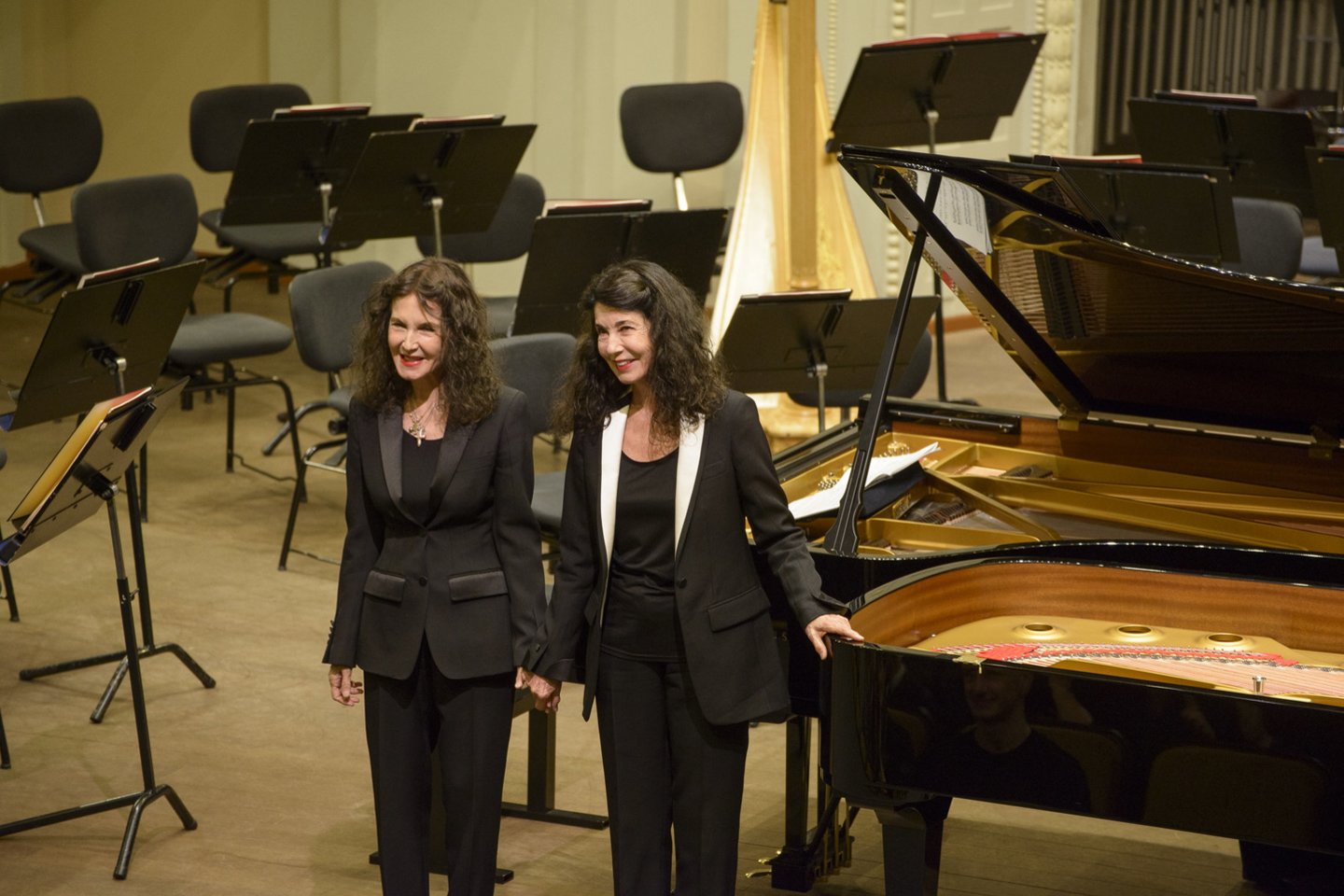 Nacionalinės filharmonijos salėje įvyko fortepijono įžymybių Katia ir  Marielle Labèque bei Lietuvos nacionalinio simfoninio orkestro  koncertas, kuriam dirigavo Modestas Pitrėnas.<br>K.Bingelio nuotr.