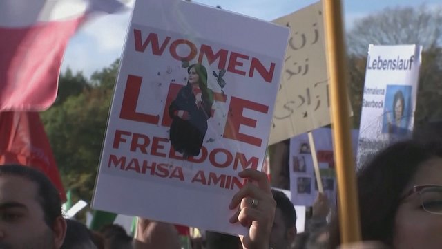 Europoje – protestai dėl jaunos iranietės nužudymo: reikalauja valdžios atsakomybės ir net vadovų mirties