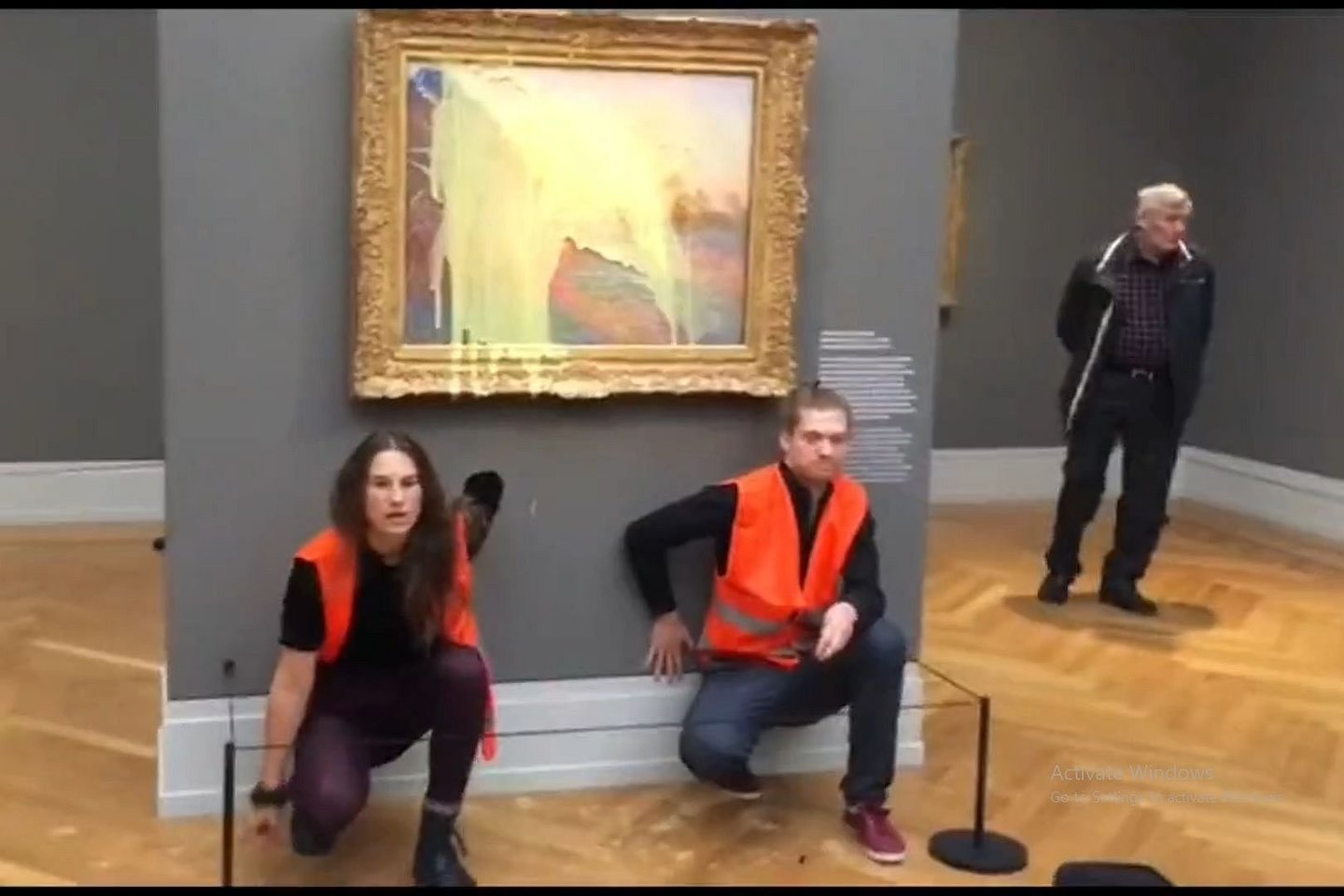 Kovos su klimato kaita aktyvistai Vokietijos muziejuje apliejo bulvių koše Claude'o Monet paveikslą.<br>Įrašo kadras.