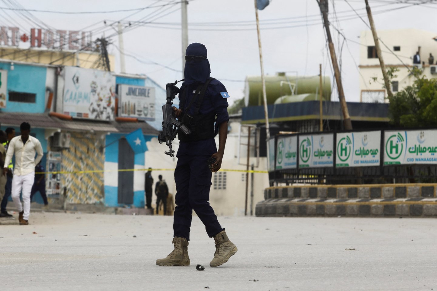 ​Devyni žmonės žuvo ir 47 buvo sužeisti sekmadienį per išpuolį viešbutyje Kismajo mieste Somalio pietuose, už kurį atsakomybę prisiėmė islamistų grupuotė „al Shabaab“, pranešė regiono saugumo ministras.<br>Reuters/Scanpix asociatyvi nuotr.