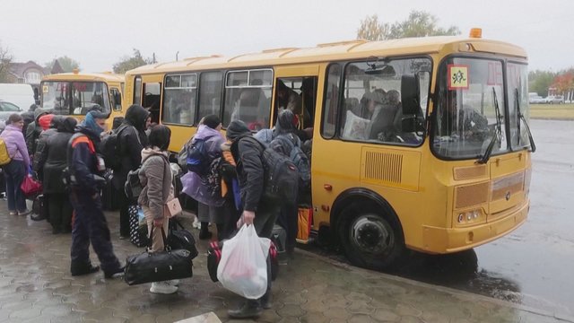 Rusai tęsia gyventojų evakuaciją iš Chersono – vietiniai baiminasi dėl savo gyvybių