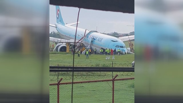 Filipinuose leidžiantis lėktuvas patyrė nesėkmę – dėl prastų oro sąlygų rėžėsi į žemę