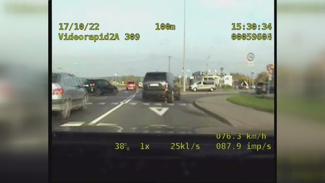 Lenkijos policija pasidalijo lietuvio elgesio vaizdais: skriedamas vogtu automobiliu vaikė net pėsčiuosius