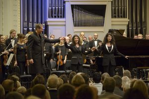 Garsių fortepijono damų Labèque koncerte smalsumą kėlė ir gausybė istorinių nemuzikinių smulkmenų