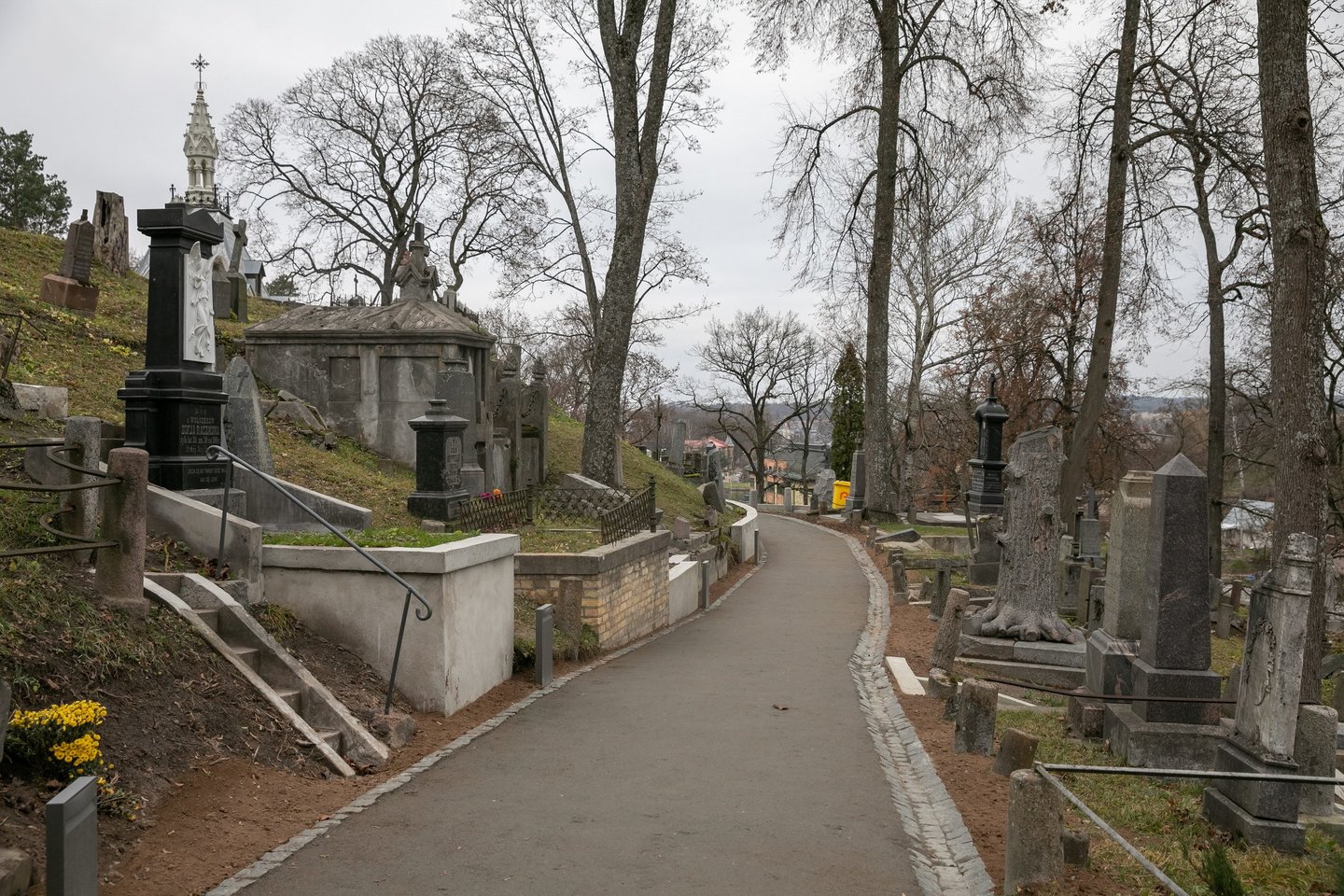 Vėlinių laikotarpiu siekiant gyventojams užtikrinti sklandų artimųjų kapų lankymą, viešasis transportas važiuos dažniau ir stos stotelėse, kuriose įprastai nestoja.<br>Vilniaus miesto savivaldybės nuotr.