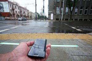 Pėsčiasis su telefonu rankose: pavojus daug rimtesnis nei atrodo