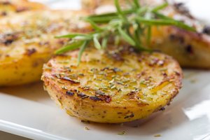 Orkaitėje keptos traškios bulvės: receptas, keliaujantis per virtuves