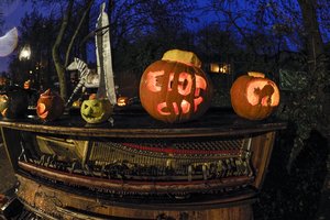 Išvydusi vaiko Helovino kaukę vilnietė įsiuto: nuplėšusi kaukę trenkė berniukui ir jo draugui