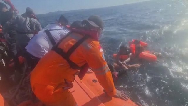 Užfiksuoti Indonezijoje užsiliepsnojusio laivo, pareikalavusio 14 žmonių gyvybių, momentai
