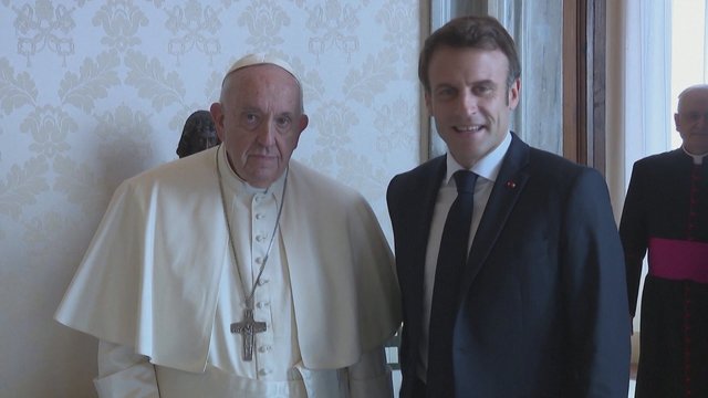 E. Macronas lankosi Vatikane: su popiežiumi aptarė padėtį Ukrainoje, skyrė jam dovaną
