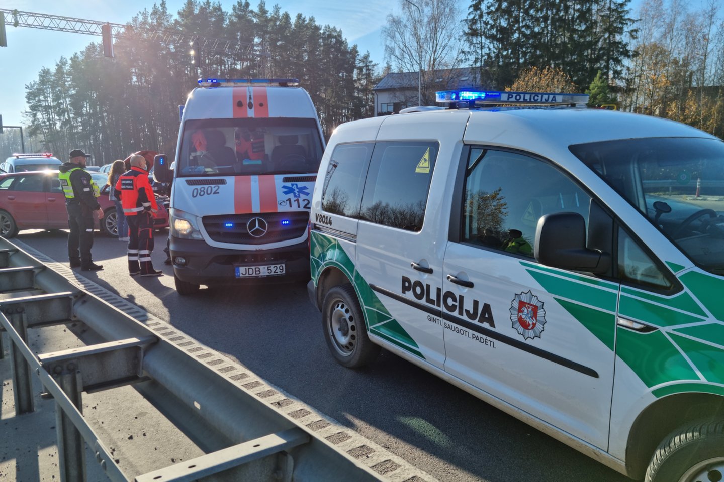 Jonavos rajone susidūrus dviem automobiliams nukentėjo moteris, prireikė medikų pagalbos.<br>A.Vaitkevičiaus asociatyvi nuotr.
