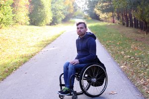 Negalią turintis kaunietis mėgino įsidarbinti koordinatoriumi teatre – po to tapo dar įdomiau