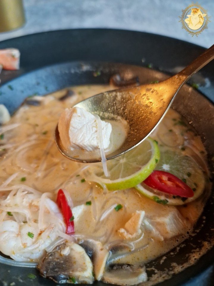  Restoranas „Flow“. Tailandietiška sriuba – 10 eurų.<br> „Riebus katinas“.