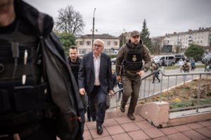 Į Ukrainą atvykusiam Vokietijos prezidentui teko pasėdėti slėptuvėje