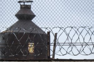 Dėl šildymo Pravieniškėse – nesuprantami poelgiai: spjauna į teismų sprendimus, o kurui taško milijonus