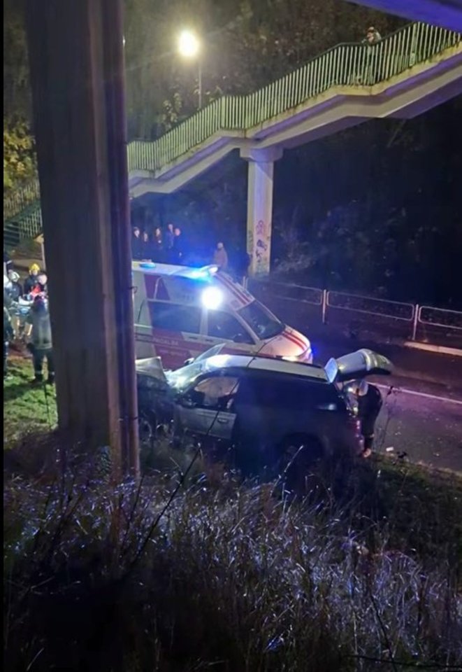  Vilniuje nesuvaldytas automobilis rėžėsi į viaduko atramas – sužeistas žmogus.<br> Stop kadras iš vaizdo medžiagos