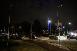 Visą savaitgalį gyventojai liko be apšvietimo: bendrovė ramina, kad tokiu būdu nesiekia sutaupyti