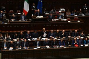 Italijos kraštutinių dešiniųjų vyriausybė parlamente laimėjo balsavimą dėl pasitikėjimo
