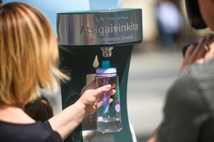 Gyventojai geriamojo vandens gatvėse neberas – „Vilniaus vandenys“ užsuko vandens gertuves