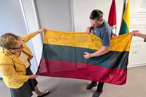 Pasaulio bokso čempionas O. Usykas perdavė Lietuvos konsulatui Los Andžele padėką: vėliava atkeliavo iš fronto Ukrainoje