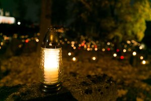 Kviečia uždegti žvakeles ant apleistų kapų