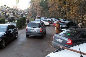 Kuo arčiau kapinių – tuo daugiau rizikos: siūlo nevykti piko metu, saugotis eismo įvykių ir pasitelkti kantrybę