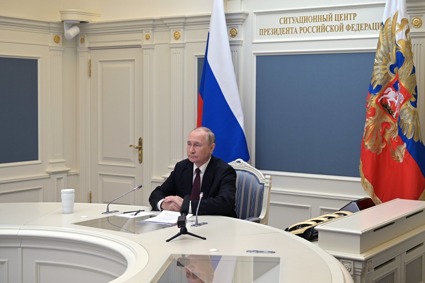 ​Rusijos prezidentas Vladimiras Putinas trečiadienį stebėjo Maskvos karių, atsakingų už reagavimą į branduolinio karo grėsmę, pratybas, pranešė Kremlius.<br>AP/Scanpix nuotr.
