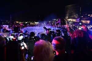 Opozicija inicijuos parlamentinį tyrimą dėl riaušių prie Seimo malšinimo