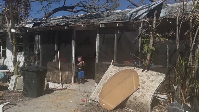 Praėjus mėnesiui po uragano „Ian“ Floridos gyventojai negali grįžti namo: pasidalijo, kokiomis sąlygomis gyvena