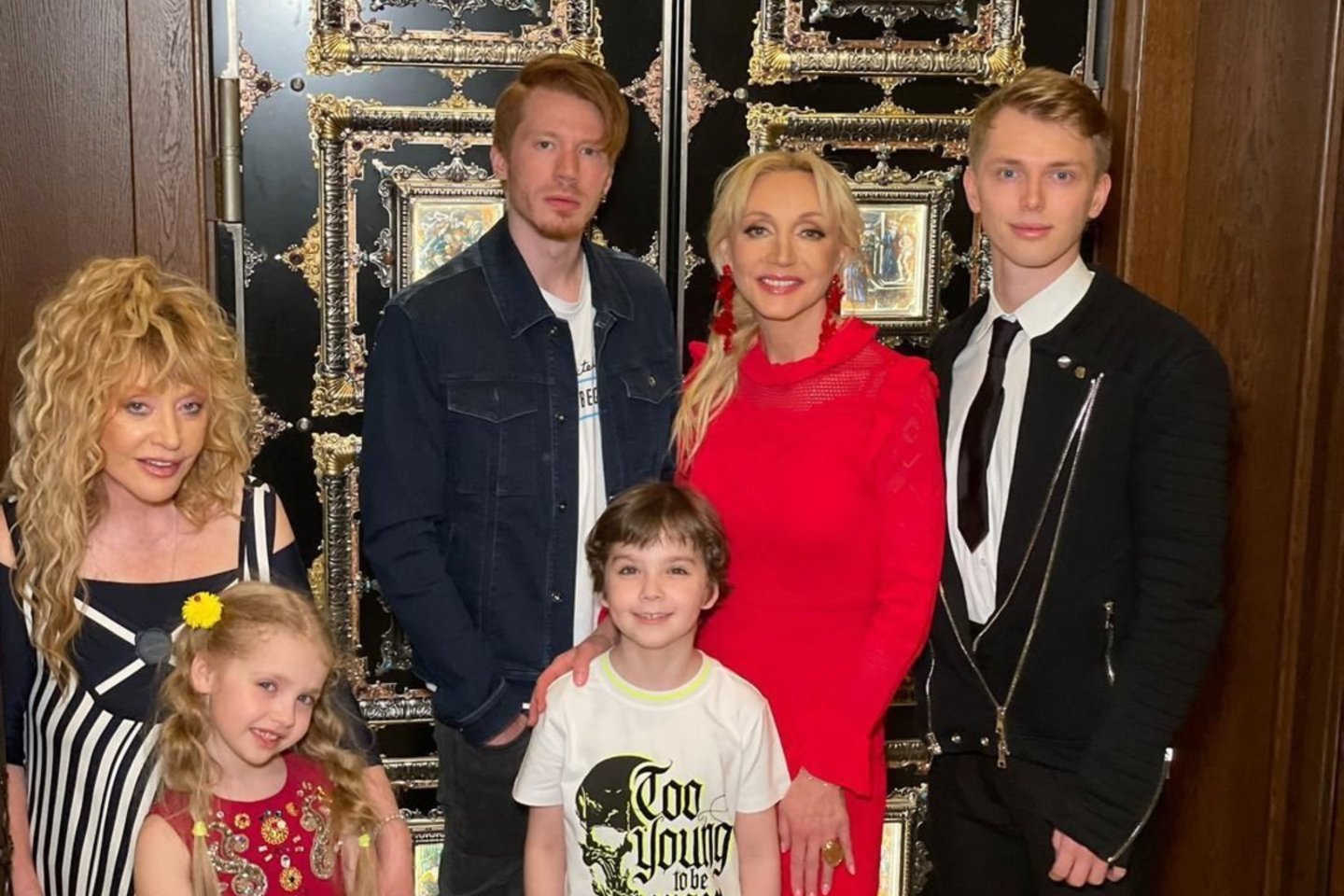 Ala Pugačiova su savo dvyniai Liza ir Hariu, ir Kristina Orbakaitė su savo sūnumis Nikita (kairėje) ir Denisu.<br>Socialinio tinklo nuotr.