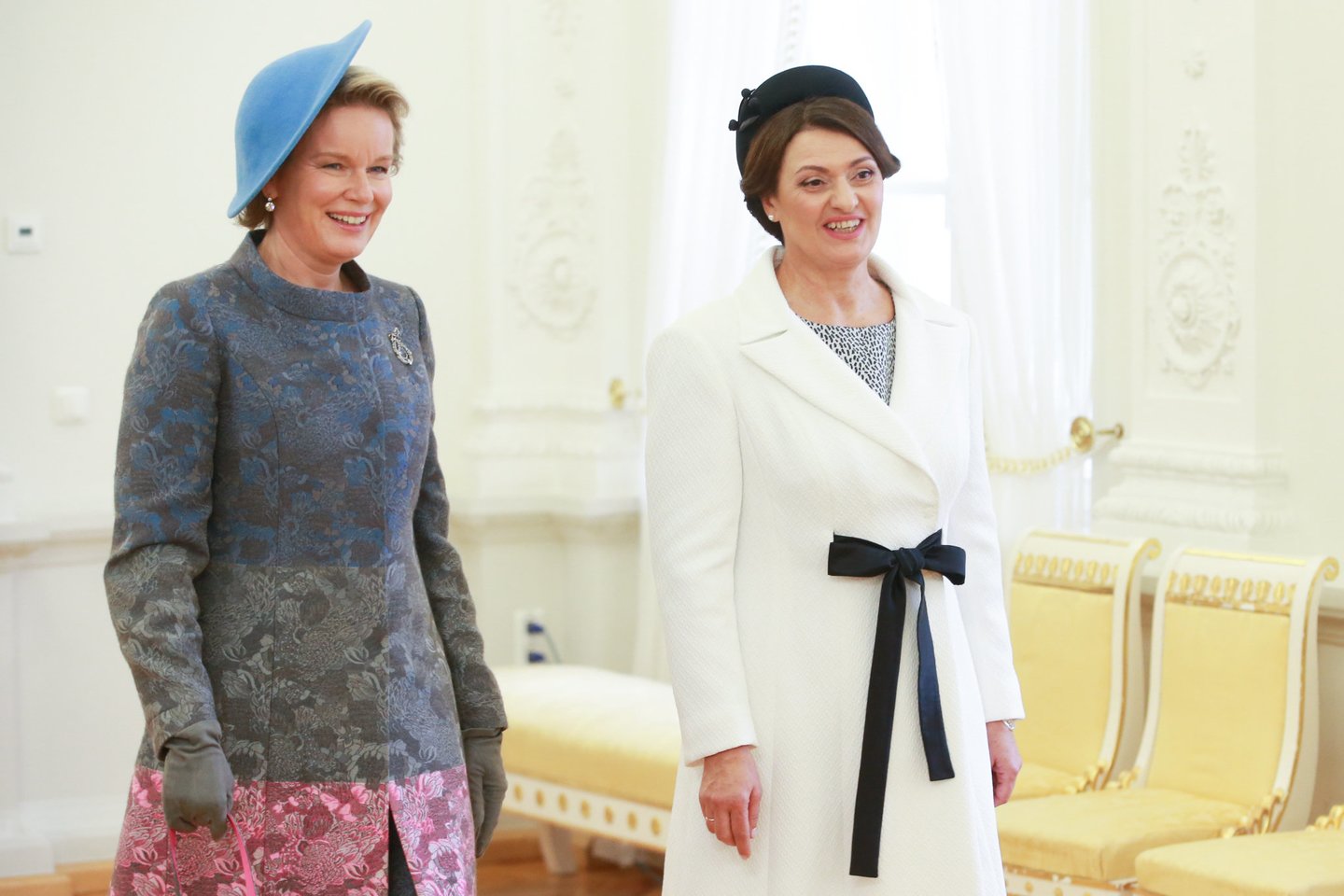  Karalienė Mathilde į Prezidentūrą atvyko vilkėdama žaismingą „Armani Prive“ paltuką.<br> R.Danisevičiaus nuotr.