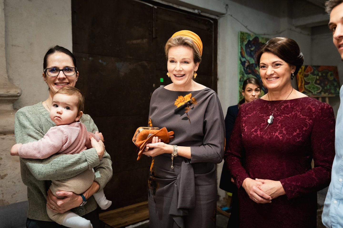  Trečiąją vizito dieną karalienė rinkosi „Dries van Noten“ suknelę bei batelius.<br> Prezidentūros kanceliarijos nuotr.