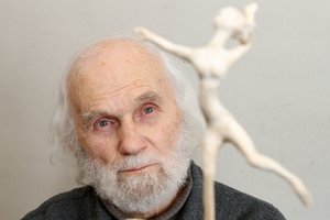 Mirė žinomas skulptorius Leonas Strioga