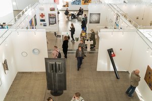 Meno mugė „ArtVilnius’22“ nespėjusius išsirinkti kūrinio kviečia į virtualų turą