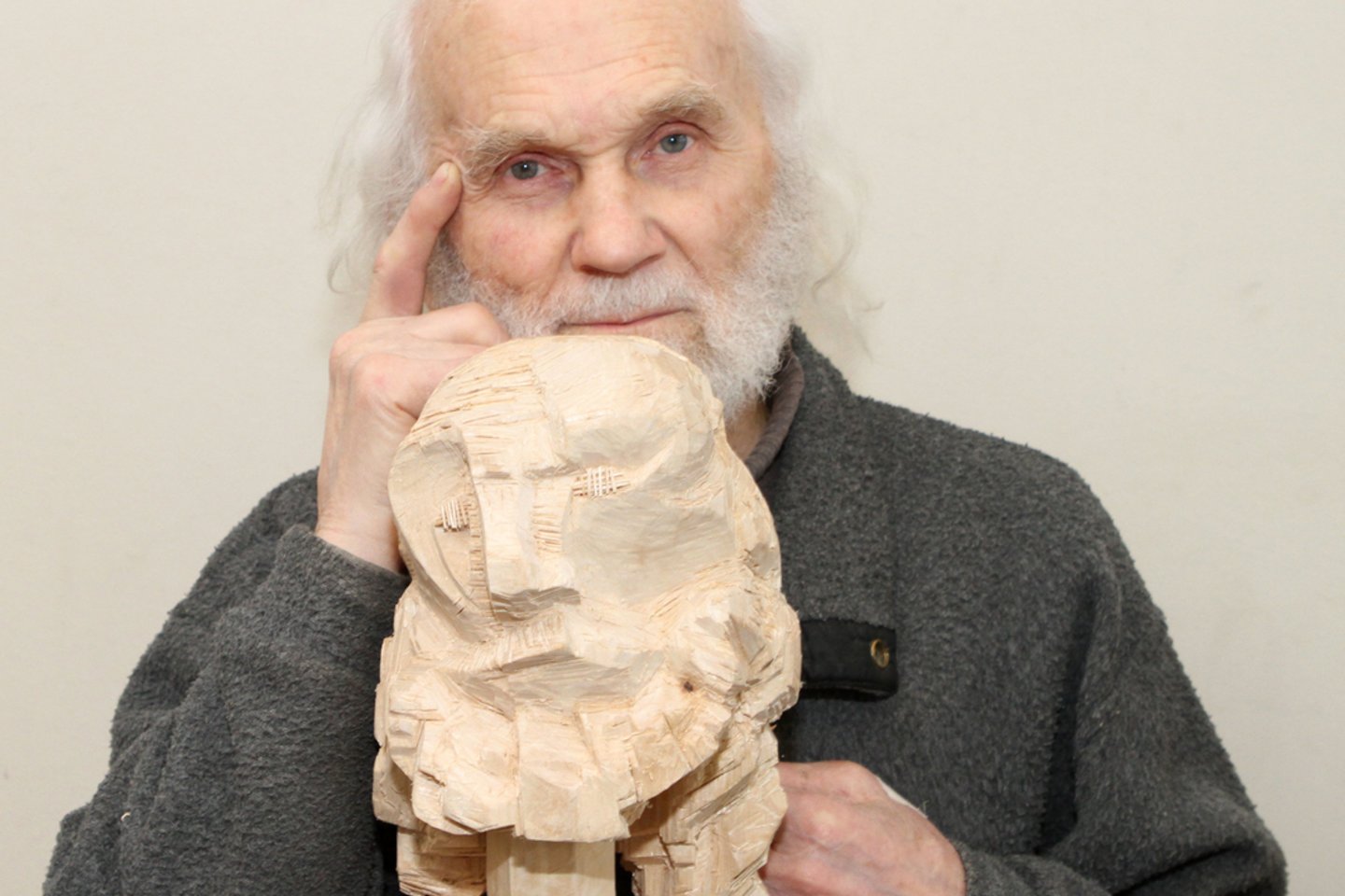 Leonas Strioga ir jo skulptūra.<br>M.Patašiaus nuotr.