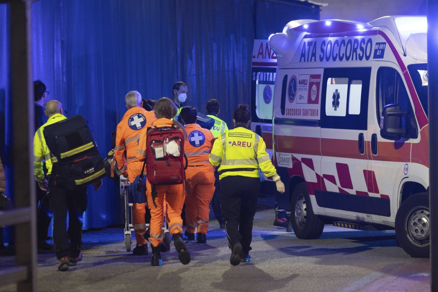 Per išpuolį viename prekybos centre netoli Milano vienas žmogus žuvo, o dar keturi, tarp jų paskolintas „Arsenal“ futbolininkas Pablo Mari, buvo sužeisti.<br>AP/Scanpix nuotr.