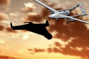 Paskelbė, kad „Bayraktar“ dronai netrukus galės šaudyti raketomis „oras-oras“