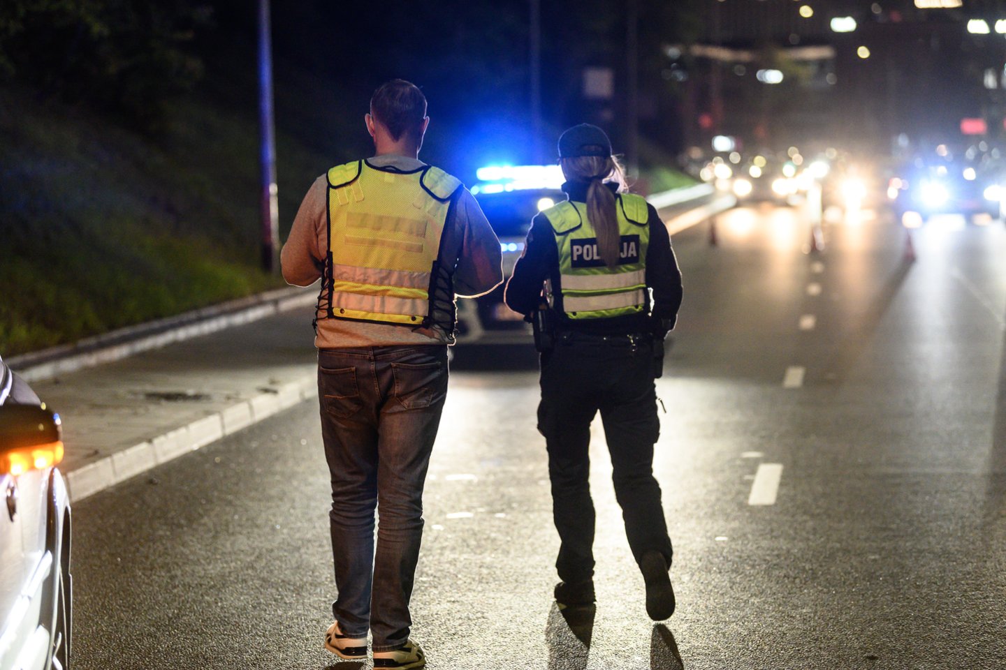 Policijos pareigūnai patruliuodami visoje šalyje tiek šviesiuoju, tiek tamsiuoju paros metu reguliuos eismą.<br>V.Skaraičio nuotr.