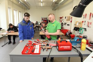 Alksta gerų santechnikų – užverčia prašymais ir profesines mokyklas, ir jų mokytojus