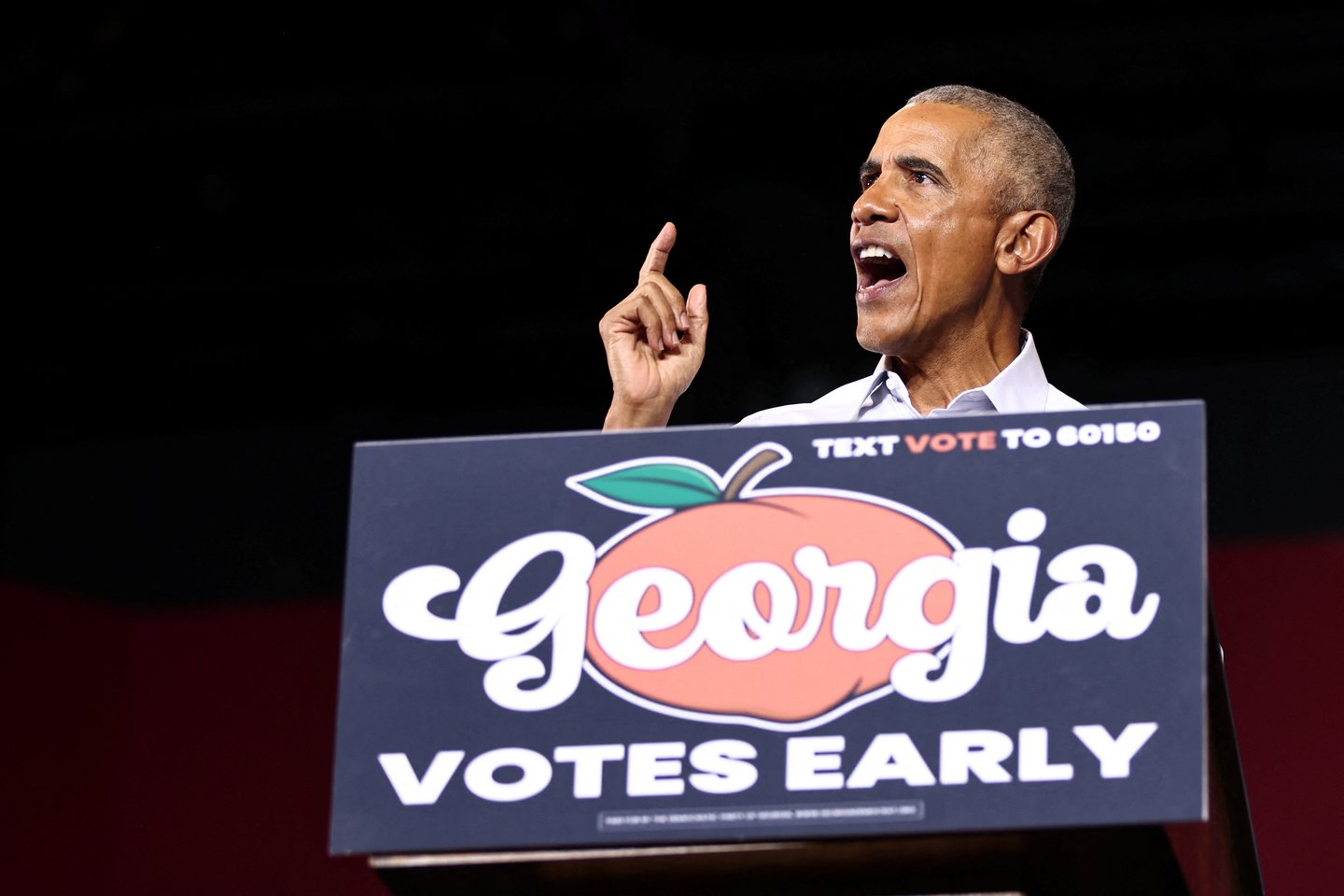 ​Buvęs JAV prezidentas Barackas Obama penktadienį pareiškė, kad kitą mėnesį Jungtinėse Valstijose vyksiančiuose kadencijos vidurio rinkimuose ant kortos pastatyta demokratija.<br>Reuters/Scanpix nuotr.
