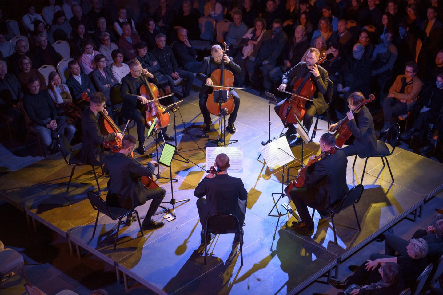 Spalio 27-osios vakarą šv. Kotrynos bažnyčioje susirinkusiems šiuolaikinės muzikos gerbėjams buvo padovanota išskirtinė galimybė išgirsti ir pamatyti vienoje scenoje aštuonių violončelių ansamblį, kuris leido pirmą kartą Lietuvoje suskambėti žymaus amerikiečių minimalisto Michea lo Gordono kūriniui „8“.<br>Rengėjų nuotr. 