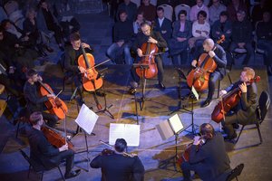 „Cello Club“ koncerto recenzija: aštuonių violončelių apsuptyje