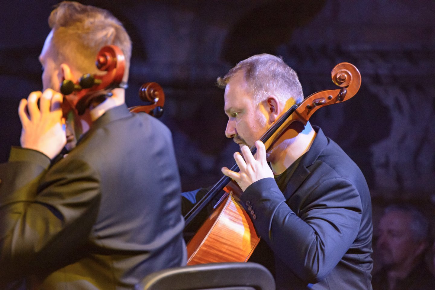 Spalio 27-osios vakarą šv. Kotrynos bažnyčioje susirinkusiems šiuolaikinės muzikos gerbėjams buvo padovanota išskirtinė galimybė išgirsti ir pamatyti vienoje scenoje aštuonių violončelių ansamblį, kuris leido pirmą kartą Lietuvoje suskambėti žymaus amerikiečių minimalisto Michea lo Gordono kūriniui „8“.<br>Rengėjų nuotr. 