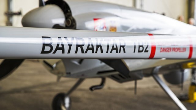 Lenkija gavo pirmuosius „Bayraktar“: pristatytos šešios skraidyklės ir trys mobiliojo valdymo stotys