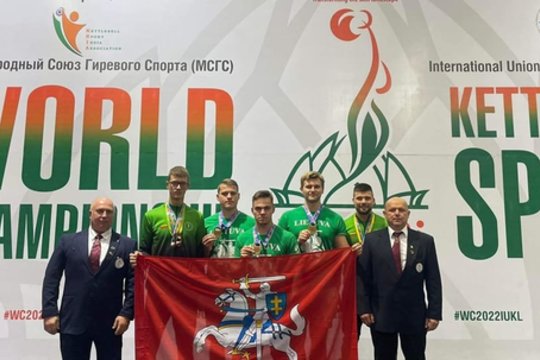 Sporto su politika „nemaišo“: Lietuvos svarsčio kilnotojai tolimojoje Indijoje džiaugiasi medaliais ir spaudžia rankas rusams