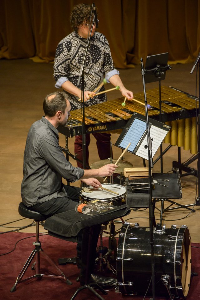 Spalio 28 d. Lietuvos nacionalinėje filharmonijoje pasirodė Bostono perkusijos grupė (BPeG), kuriai negailima liaupsių už savitas interpretacijas.<br>Rengėjų nuotr. 