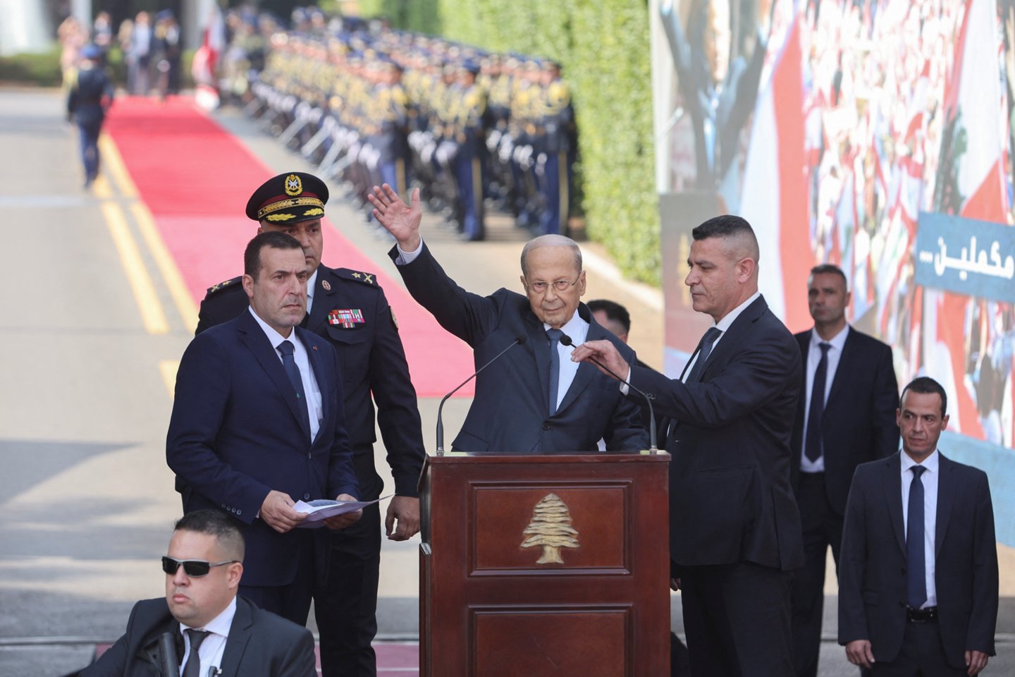 ​Michelis Aounas sekmadienį, likus dienai iki kadencijos pabaigos ir vis dar nepaskyrus jo įpėdinio, atlaisvino Libano prezidentūrą, o tai kelia grėsmę, kad krizės krečiamoje šalyje susidarys naujas valdžios vakuumas.<br>Reuters/Scanpix nuotr.