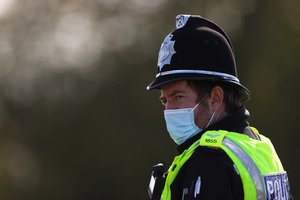 Į imigracijos centrą Jungtinėje Karalystėje įmesti padegamieji įtaisai, užpuolikas nusižudė