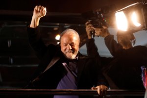 Skelbiama, kad Brazilija turi naują prezidentą, tačiau dabartinis vadovas laimėtojo dar nepasveikino