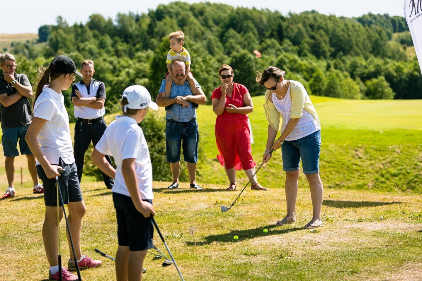 Turnyruose svarbiausia buvo kuo tiksliau atlikti skirtingus golfo smūgius.<br>Organizatorių nuotr.